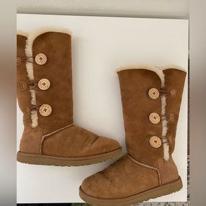 Ugg Bailey button triplet ll Boot size 8 suede